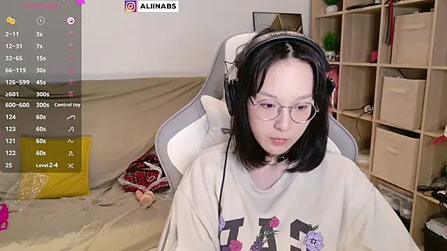 Snapshot of aliiiiiina chatting on March 21, 1:34 am aliiiiiina online show from March 21, 1:34 am