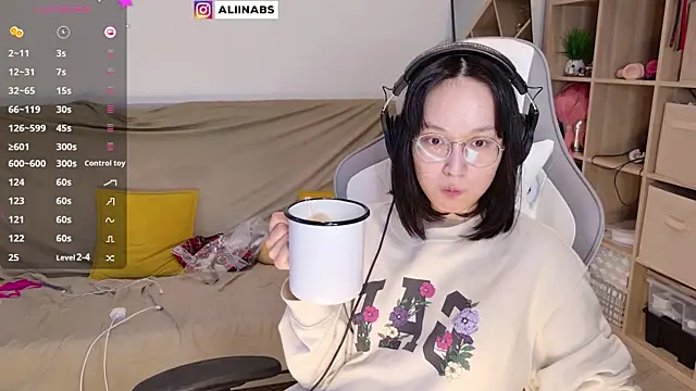 Snapshot of aliiiiiina chatting on March 22, 12:39 am aliiiiiina online show from March 22, 12:39 am