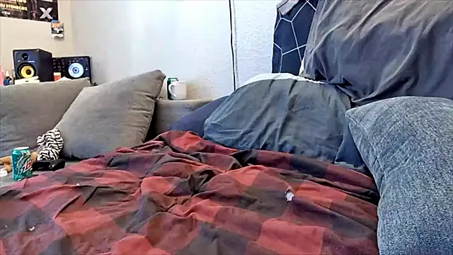 Snapshot of pyrowuff chatting on March 1, 5:27 pm pyrowuff online show from March 1, 5:27 pm