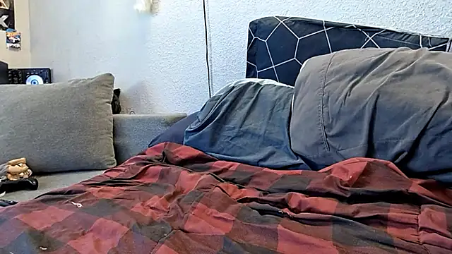 Snapshot of pyrowuff chatting on March 1, 9:59 pm pyrowuff online show from March 1, 9:59 pm