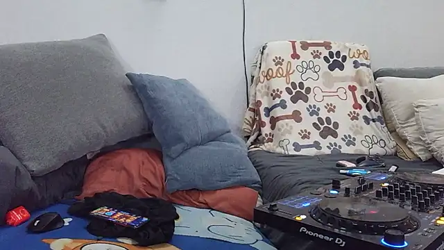 Snapshot of pyrowuff chatting on September 10, 6:35 am pyrowuff online show from September 10, 6:35 am