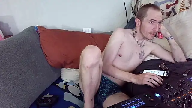 Snapshot of pyrowuff chatting on September 22, 2:02 am pyrowuff online show from September 22, 2:02 am