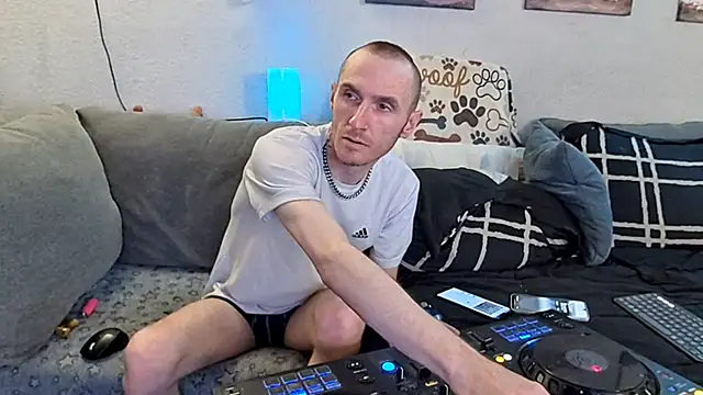 Snapshot of pyrowuff chatting on February 12, 7:47 am pyrowuff online show from February 12, 7:47 am