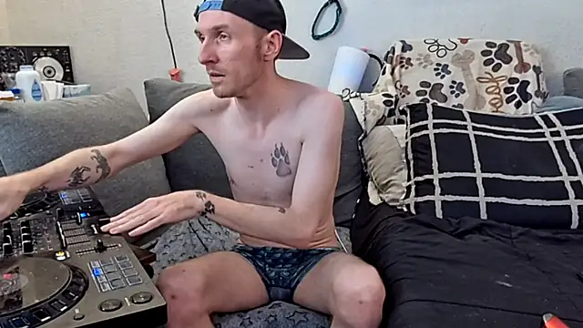 Snapshot of pyrowuff chatting on March 8, 5:17 pm pyrowuff online show from March 8, 5:17 pm