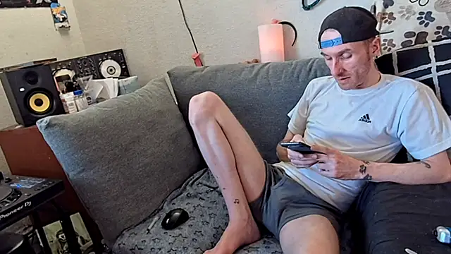 Snapshot of pyrowuff chatting on March 9, 7:29 pm pyrowuff online show from March 9, 7:29 pm