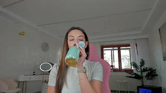 TiffanyHouston  online show from December 14, 8:45 am