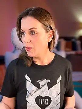 MaiseKnox online show from March 4, 11:00 pm