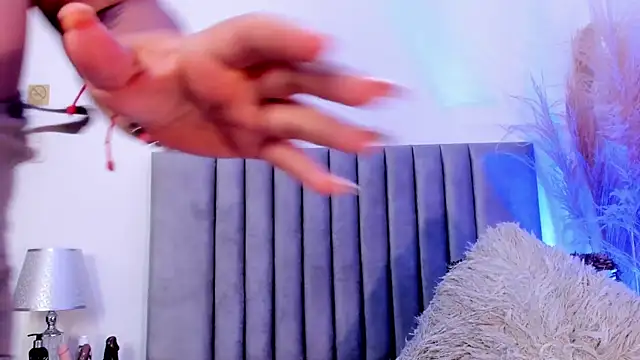 AGATHAA WHITE online show from March 4, 2:42 pm