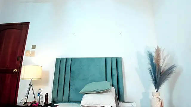 AGATHAA WHITE online show from March 13, 2:44 pm