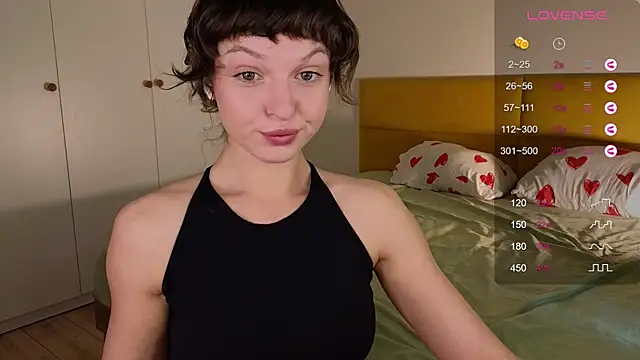 Snapshot of AliceKingsleigh chatting on May 14, 5:47 am AliceKingsleigh online show from May 14, 5:47 am