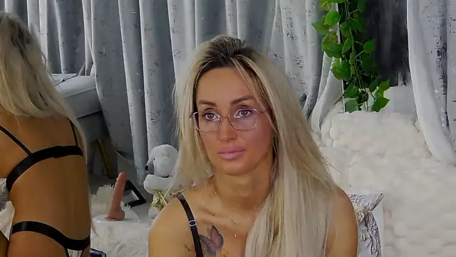 IsabelleEthan online show from December 14, 2:17 am