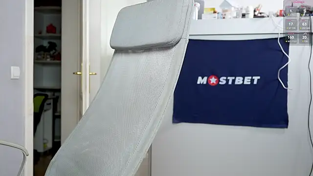 foxeslovefoxes online show from December 8, 2:09 pm