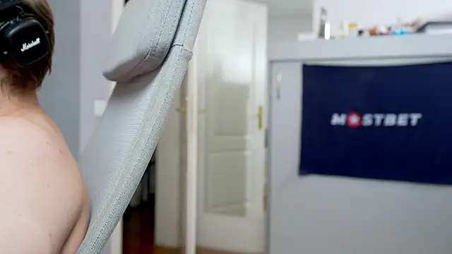 foxeslovefoxes online show from December 13, 2:27 pm