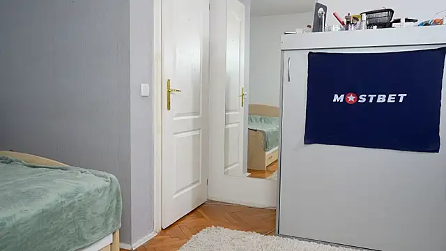 foxeslovefoxes online show from December 15, 2:59 pm