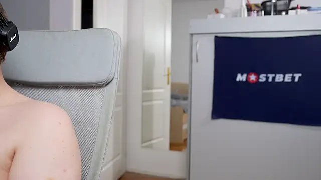 foxeslovefoxes online show from December 19, 3:41 pm