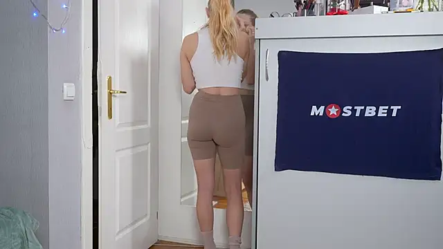 foxeslovefoxes online show from January 26, 1:36 pm