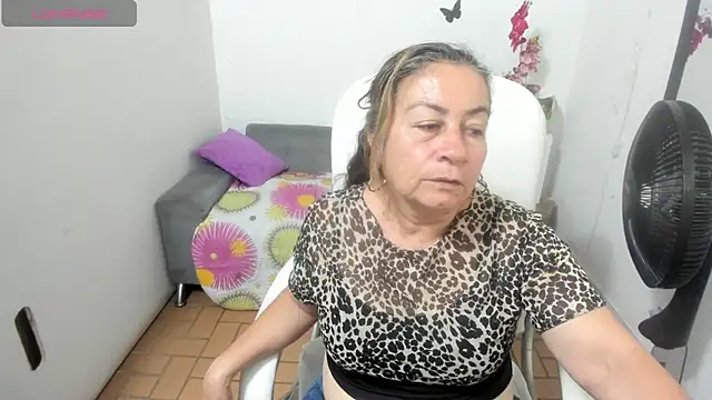 Snapshot of stepmother_105 chatting on July 16, 6:25 pm stepmother 105 online show from July 16, 6:25 pm