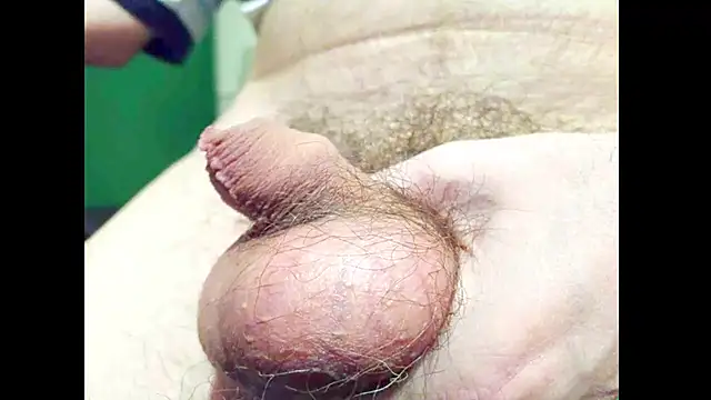 hairyuncut00 online show from May 28, 9:56 pm
