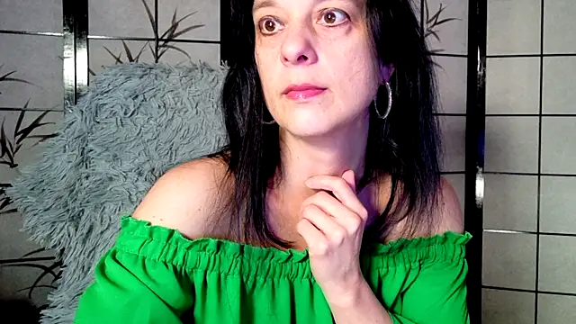 Snapshot of _Sweetlonglips_ chatting on October 24, 4:31 am  Sweetlonglips  online show from October 24, 4:31 am