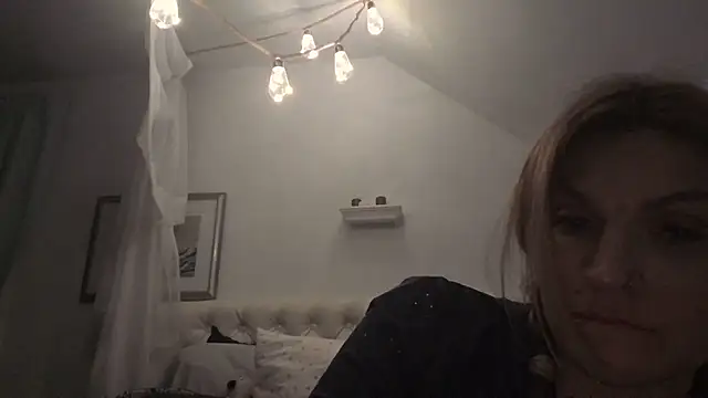 Snapshot of MaddisonX chatting on March 1, 5:20 am MaddisonX online show from March 1, 5:20 am