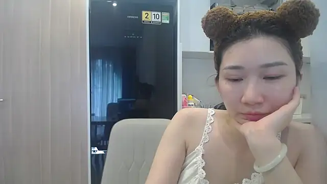 Snapshot of Asiagirll chatting on June 18, 3:40 am Asiagirll online show from June 18, 3:40 am