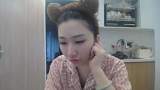Snapshot of Asiagirll chatting on June 22, 1:18 am Asiagirll online show from June 22, 1:18 am
