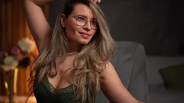 BrandyWhite online show from December 15, 5:34 am