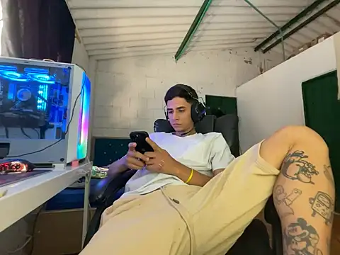 Max TheHorseDick online show from April 2, 4:48 pm