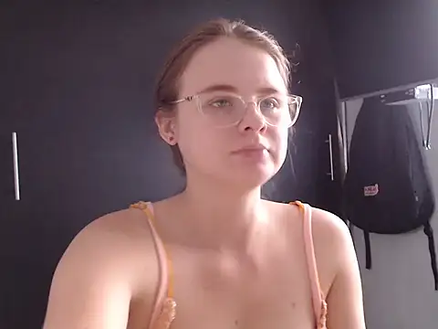 Snapshot of HellenMiyer1111 chatting on February 6, 6:46 pm HellenMiyer1111 online show from February 6, 6:46 pm