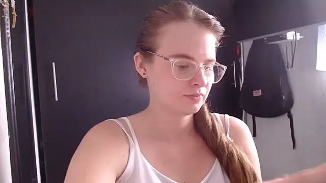 Snapshot of HellenMiyer1111 chatting on February 15, 6:01 pm HellenMiyer1111 online show from February 15, 6:01 pm