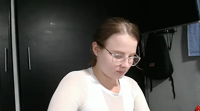 Snapshot of HellenMiyer1111 chatting on February 28, 12:43 am HellenMiyer1111 online show from February 28, 12:43 am