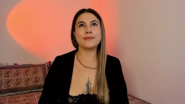 Snapshot of amelie_collins chatting on March 20, 2:19 am amelie collins online show from March 20, 2:19 am