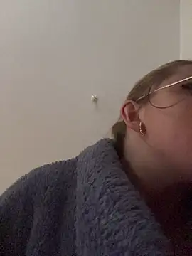 Snapshot of Demure_Whore chatting on October 27, 3:43 am Demure Whore online show from October 27, 3:43 am