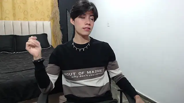 Snapshot of Elio-cam chatting on December 7, 8:11 am Elio-cam online show from December 7, 8:11 am