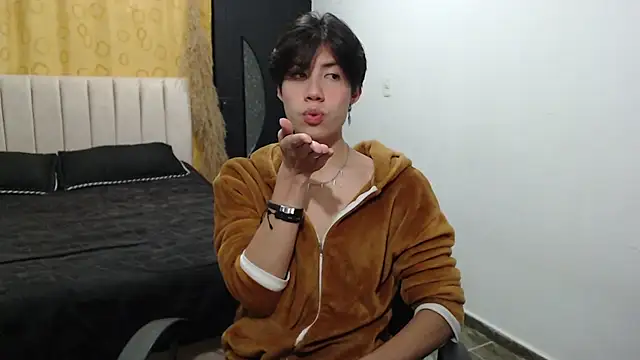 Snapshot of Elio-cam chatting on December 23, 8:44 am Elio-cam online show from December 23, 8:44 am