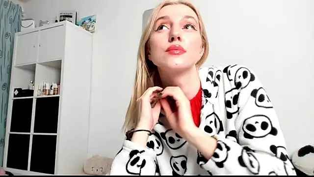 KenzieDawton online show from February 5, 5:09 am