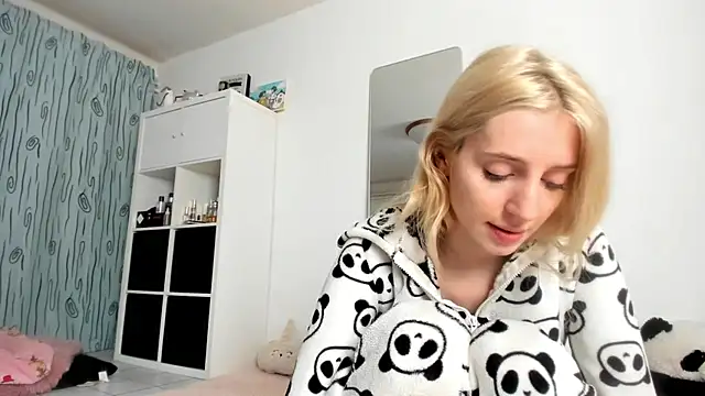 KenzieDawton online show from October 9, 6:11 am