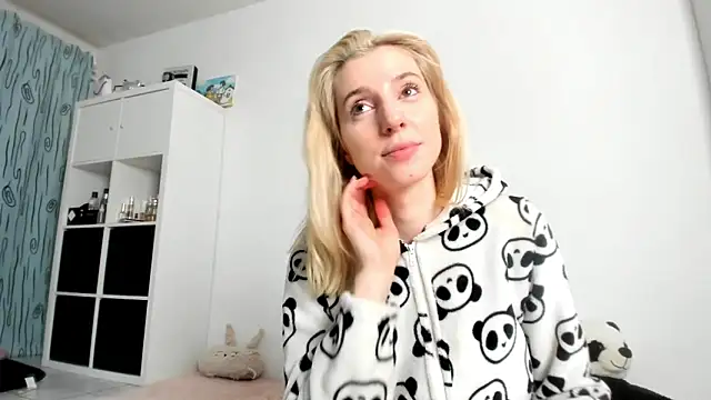 KenzieDawton online show from October 12, 6:34 am