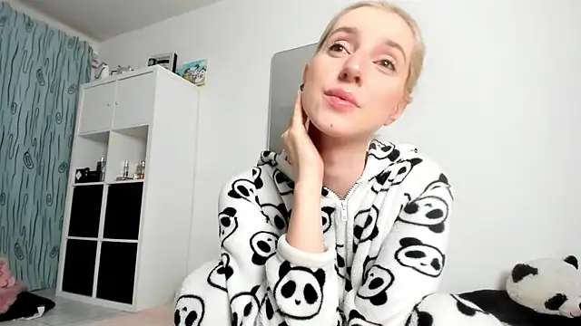 KenzieDawton online show from November 9, 4:22 am