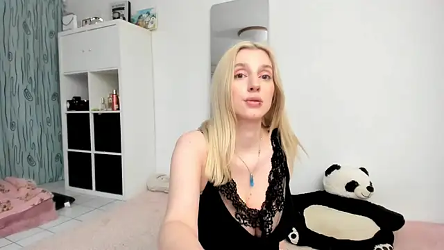 KenzieDawton online show from April 26, 4:37 pm