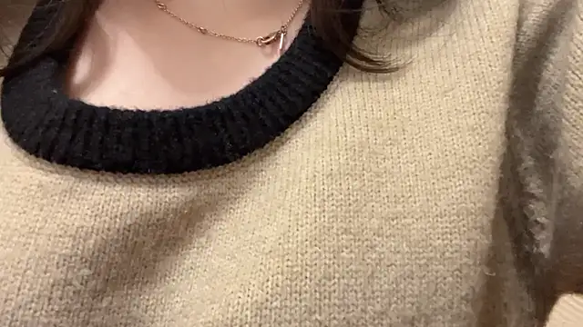 Snapshot of Tw_Zoella chatting on February 12, 7:44 am Tw Zoella online show from February 12, 7:44 am