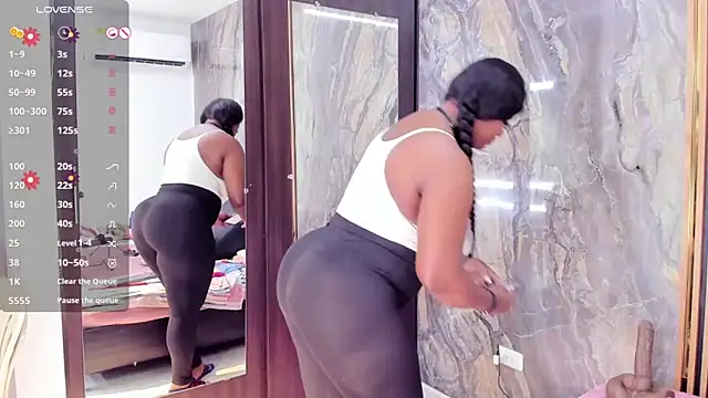 LauraSaenz01 online show from April 11, 3:33 am