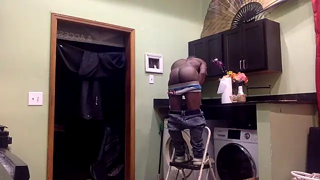 Snapshot of Maculine_Stayr chatting on January 19, 2:48 am Maculine Stayr online show from January 19, 2:48 am