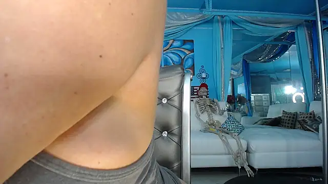 ADRIANNA FOX online show from March 27, 5:45 pm