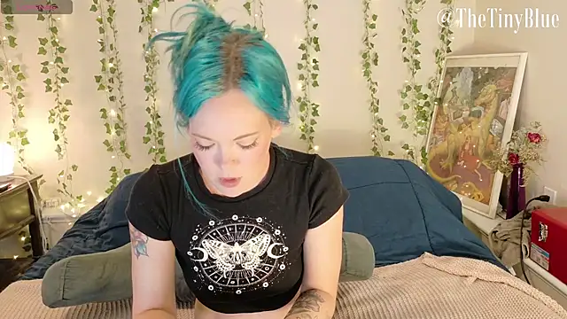 Snapshot of thetinyblue chatting on September 18, 4:09 pm thetinyblue online show from September 18, 4:09 pm