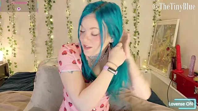 Snapshot of thetinyblue chatting on January 7, 5:37 pm thetinyblue online show from January 7, 5:37 pm