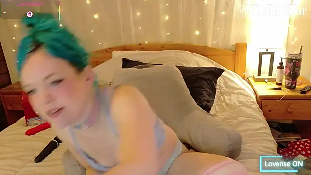 Snapshot of thetinyblue chatting on February 10, 6:12 pm thetinyblue online show from February 10, 6:12 pm