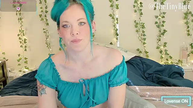 Snapshot of thetinyblue chatting on February 24, 5:55 pm thetinyblue online show from February 24, 5:55 pm