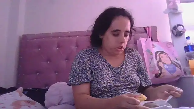 Snapshot of annarose19 chatting on April 18, 7:58 pm annarose19 online show from April 18, 7:58 pm