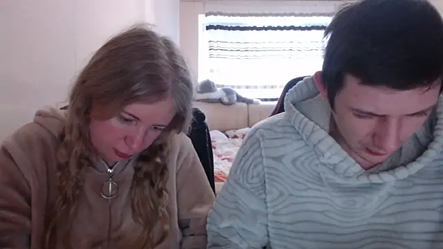Snapshot of PeterAndJen chatting on February 22, 6:39 am PeterAndJen online show from February 22, 6:39 am
